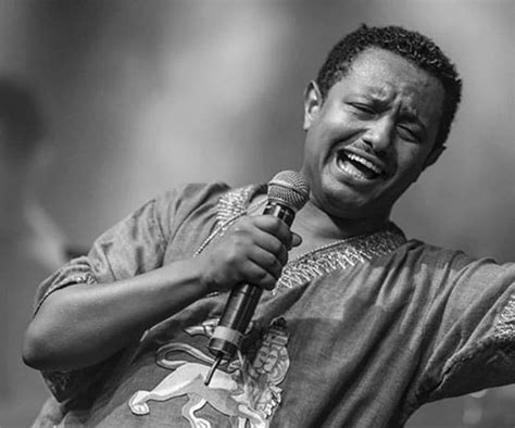 ¡Un Encuentro Épico con la Estrella de Ethiopian Pop, Obreht! Concierto en Vivo y Sesión de Fotos Exclusiva